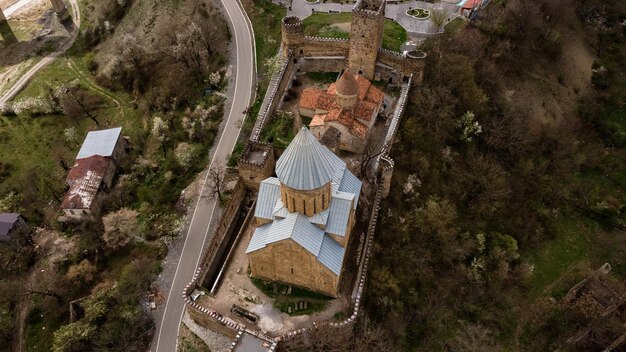 Due delle chiese medievali nella fortezza di Ananuri contro l'acqua verde smeraldo del bacino storico di Jinvali in Georgia Foto di alta qualità