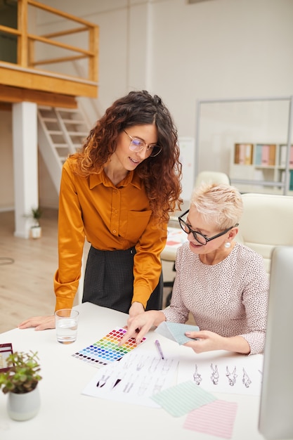 Due designer che scelgono i colori dei vestiti