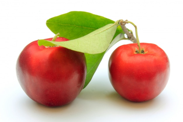 Due di Acerola organico fresco con foglie verdi, isolato su sfondo bianco