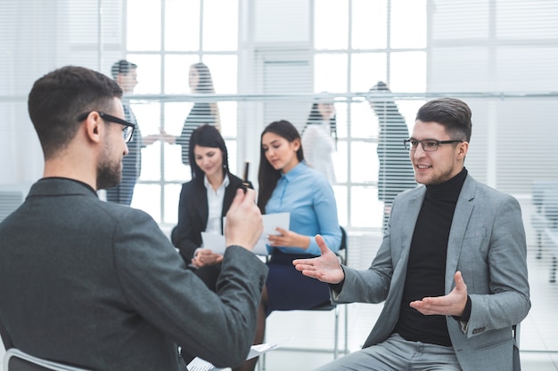 Due dipendenti che discutono di nuove idee in ufficio. giorni lavorativi in ufficio