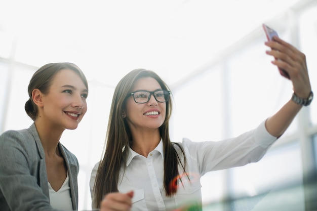 Due dipendenti che si fanno un selfie sul posto di lavoro