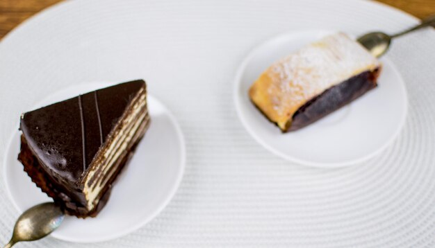 Due diverse torte sui piatti