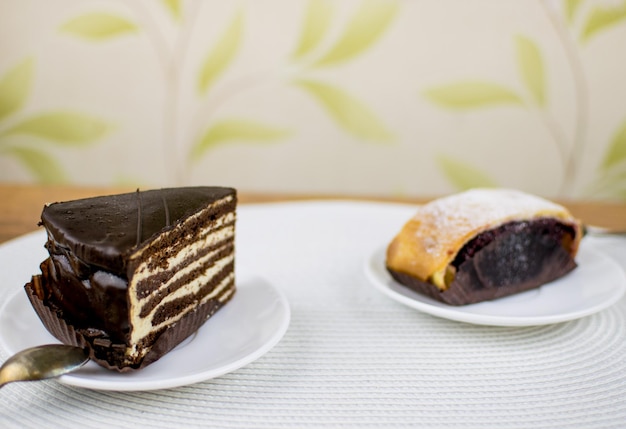 Due diverse torte sui piatti