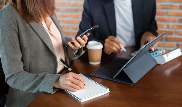 Due diversi team aziendali che discutono di progetti aziendali che lavorano insieme in officexA