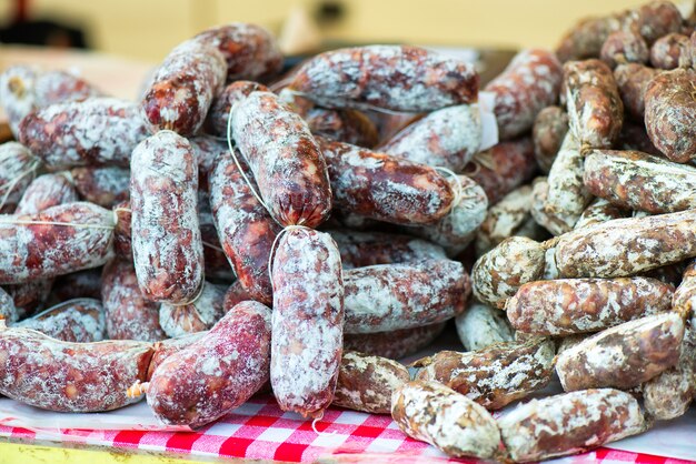 Due diversi tipi di salame al mercato di strada