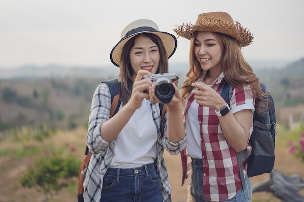 Due donna turistica scattare una foto con la macchina fotografica in natura