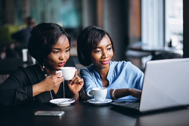 Due donne afro americane in un caffè