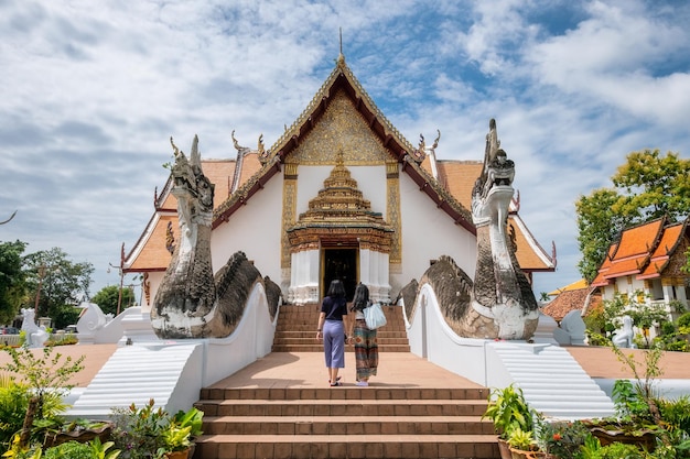 Due donne asiatiche che camminano nel tempio antico