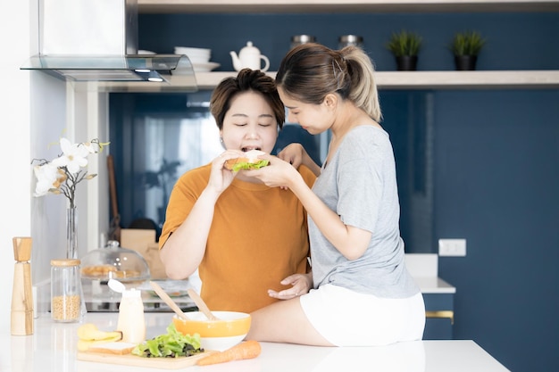 Due donne asiatiche lgbtq lesbiche omosessuali Lesbiche coppie che imparano a cucinare pasti sani Donna asiatica LGBTQLGBTLGBTQ cucina di casa