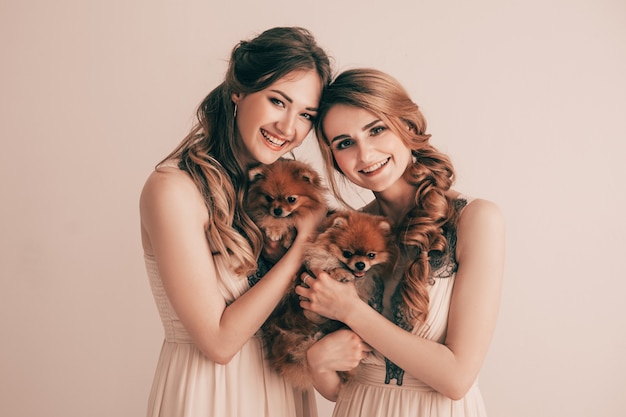 Due donne carine con i loro adorabili animali domestici
