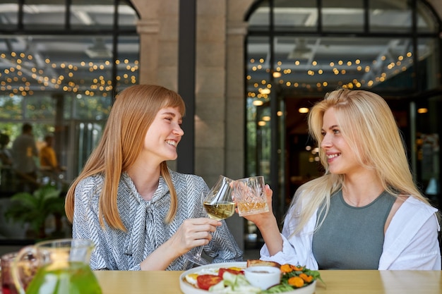 Due donne caucasiche positive amano trascorrere del tempo insieme al ristorante
