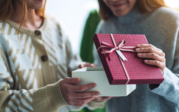 Due donne che aprono insieme una confezione regalo