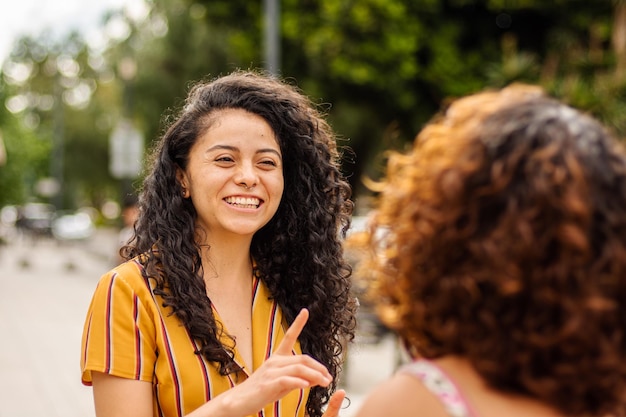 Due donne che chiacchierano in un incontro per strada