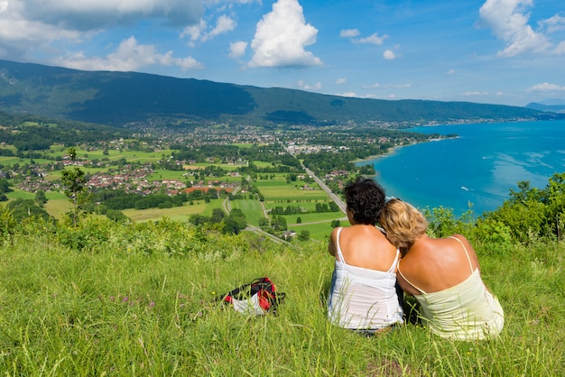 Due donne che guardano vista sul lago di Annecy