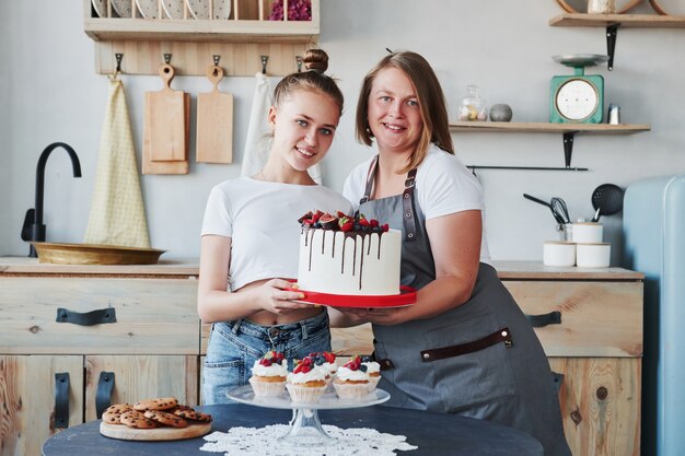 Due donne che preparano insieme deliziosi dolci in cucina.