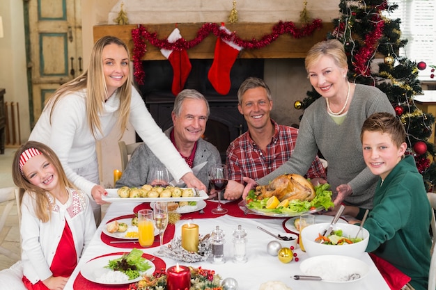 Due donne che servono la cena di Natale alla loro famiglia