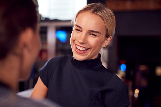 Due donne che si incontrano per un drink e per socializzare nel bar dopo il lavoro