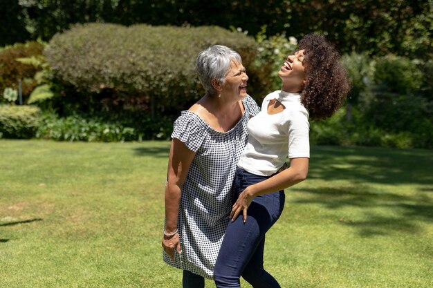 Due donne che sorridono in giardino