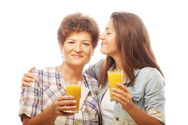 Due donne con succo d'arancia