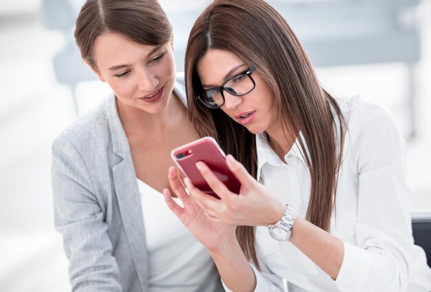 Due donne d'affari che si fanno selfie in ufficio