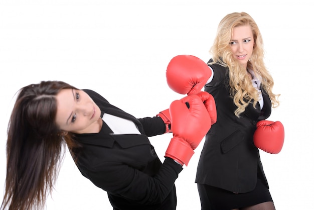 Due donne d'affari con i guantoni da boxe combattimenti.