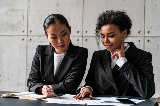 Due donne d'affari diverse in ufficio