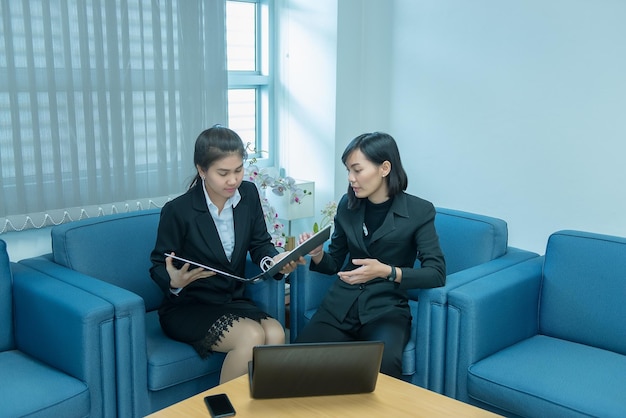 Due donne d'affari seriamente intenzionate a lavorare in ufficio Discutere del progetto di lavoro Persone thailandesi