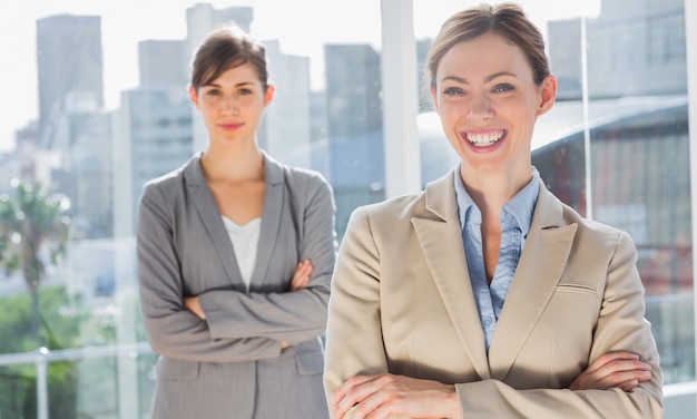 Due donne d&#39;affari sorridenti