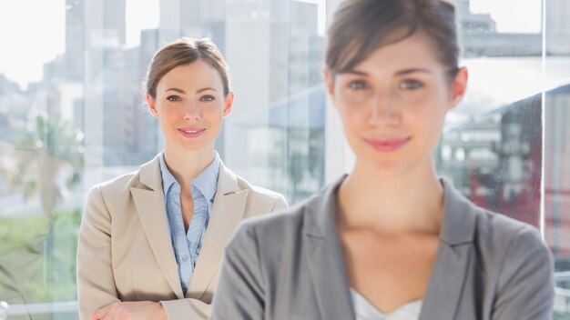 Due donne di affari sorridenti che esaminano macchina fotografica