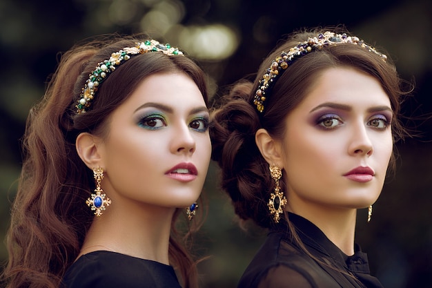 Due donne eleganti che indossano gioielli eleganti con pietre Cerchio sulla testa con pietre preziose.