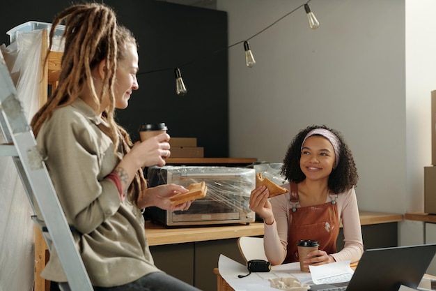 Due donne felici che si godono la pausa pranzo.