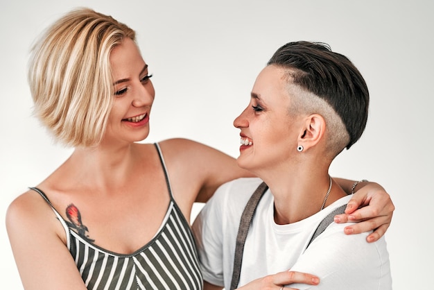 Due donne felici si guardano l'un l'altro Concetto di relazione lgbt di omosessualità diritto di uguaglianza