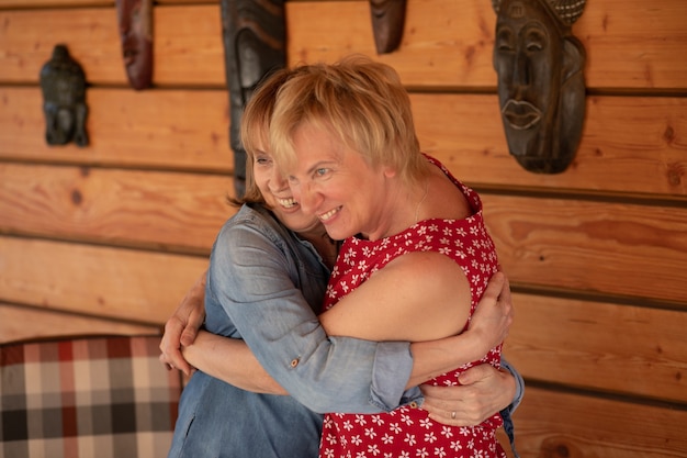 due donne fidanzate di 55 anni che si abbracciano