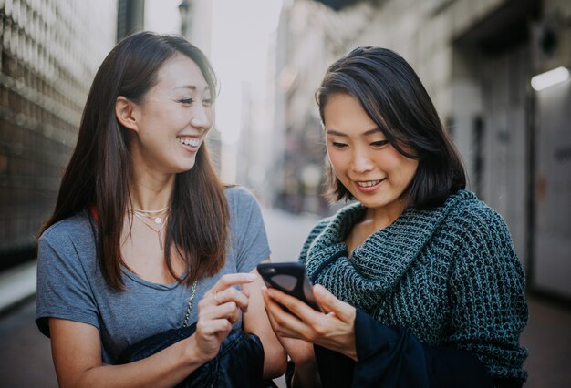 Due donne giapponesi in giro a Tokyo durante il giorno. Fare shopping e divertirsi