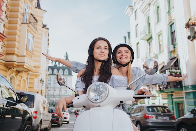 Due donne guidano su una moto