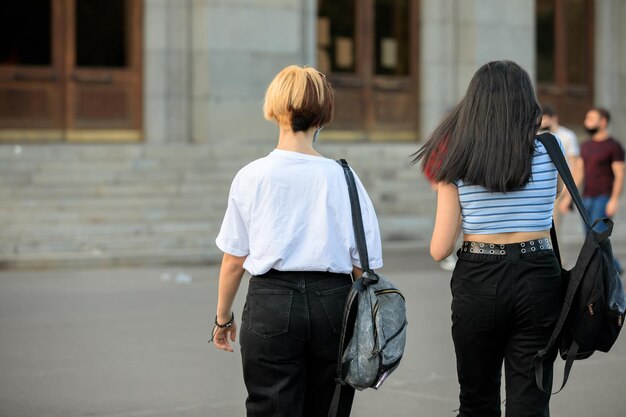 Due donne in strada