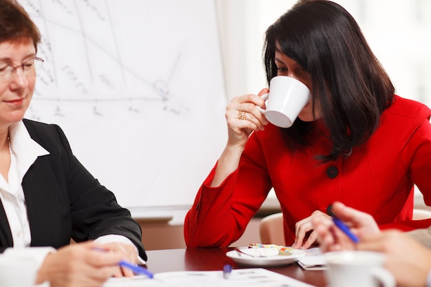 Due donne in un incontro di lavoro