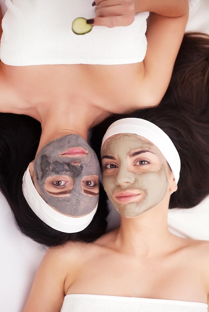 Due donne in una spa con una maschera sul viso