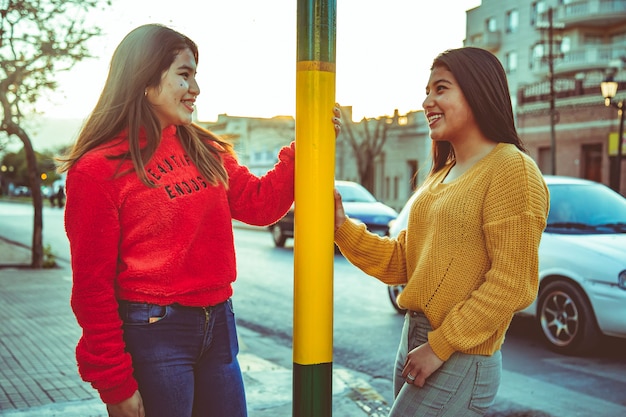 due donne in una strada