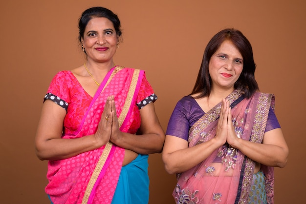 due donne indiane mature che indossano abiti tradizionali indiani Sari insieme