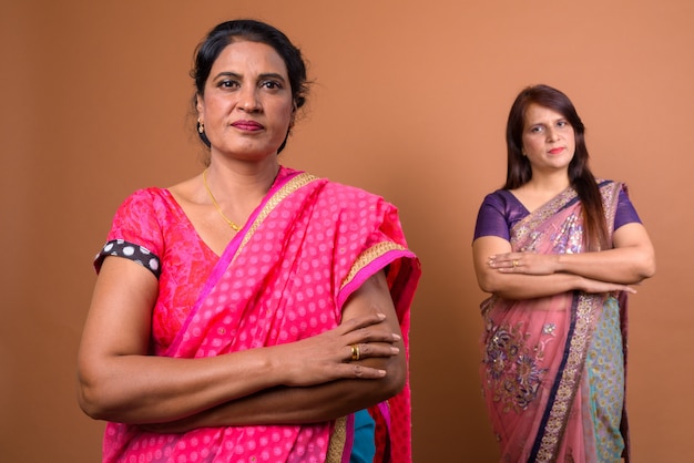 due donne indiane mature che indossano abiti tradizionali indiani Sari insieme
