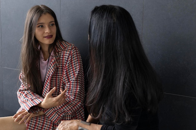 Due donne latinoamericane madre e figlia sedute e parlando Concetto di relazioni familiari