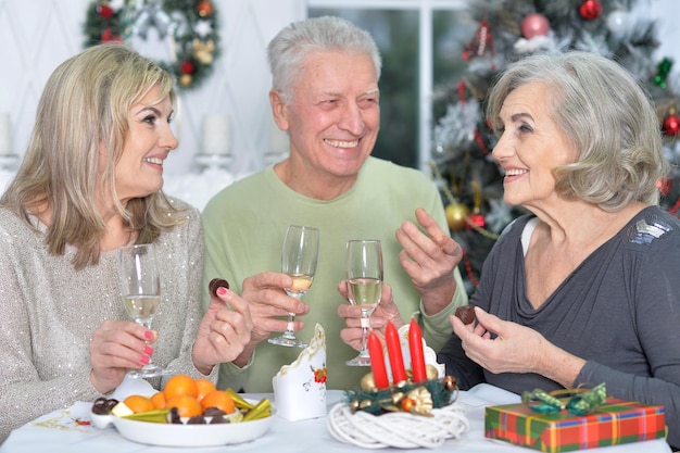 Due donne mature e un uomo che festeggiano il nuovo anno