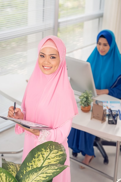 Due donne musulmane al lavoro