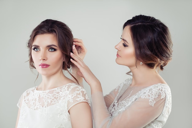 Due donne perfette con trucco e capelli da sposa