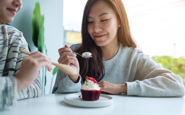 Due donne si sono divertite a mangiare insieme una torta di velluto rosso