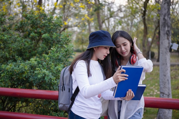 due donne sono in piedi nel campus