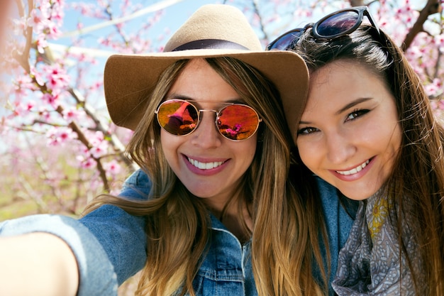 &quot;Due donne sorridenti in giardino&quot;