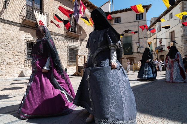 Due donne vestite con costumi rinascimentali e veli sfilano al Festival Ducale di Pastrana Guadal