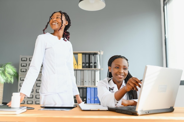 Due dottoresse africane in ospedale che lavorano